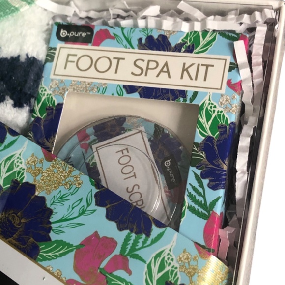 FOOT SPA KIT & Hydrating Hand Gloves with Striped Fuzzy Socks - Picture 2 of 5